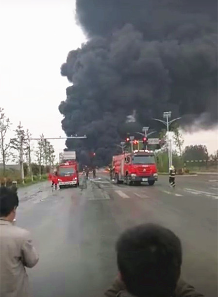 消防車廠家出動(dòng)消防車緊急救援 微信圖片_20180413083746.jpg